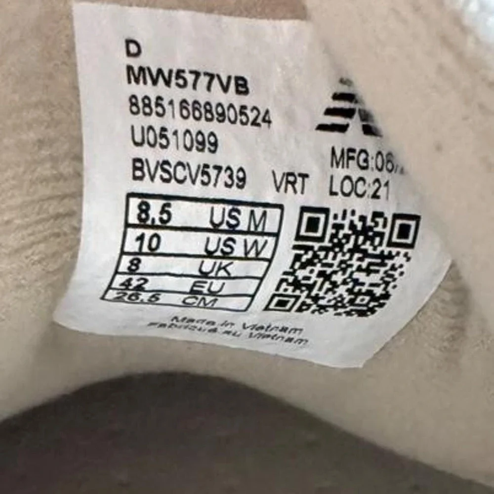New Balance cream trainers with Velcro strap#sneakers sz 8.5